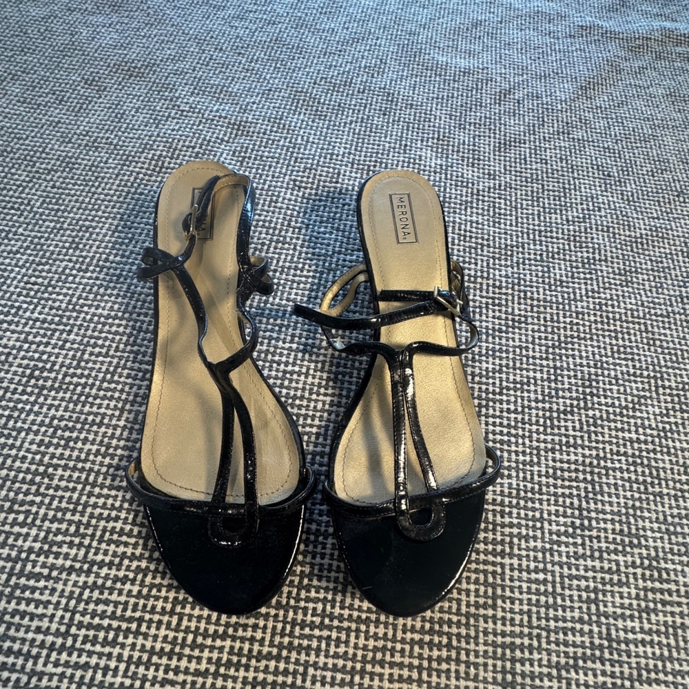 Merona Womens Black Patent T-Strap Low Wedge Sandals Size 8.5 Buckle Closure